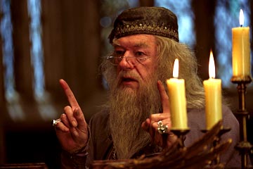 Ainsi grimé, Gary Oldman ressemble fort à son prédécesseur (Richard Harris) dans le rôle de Dumbledore !
